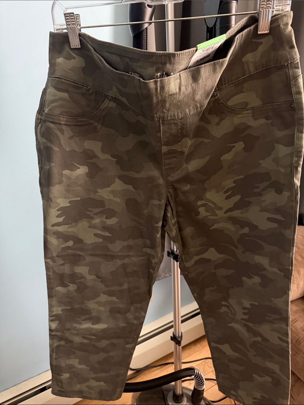 Style & Co. Women's Olive Green Camouflage Capri Pants